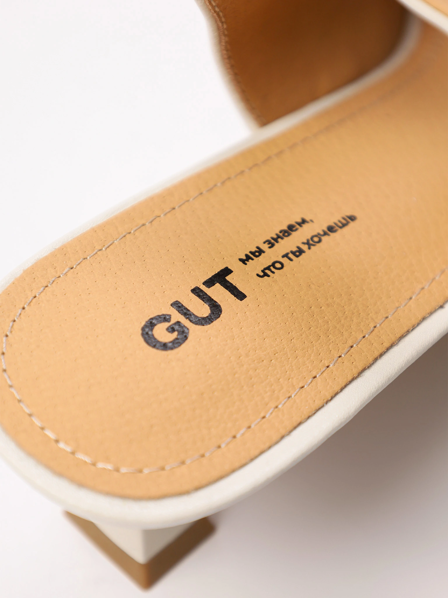 Туфли-слингбэки молочного цвета со стразами на низком каблуке